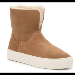 UGG®
Women's Lynus Pull On Booties